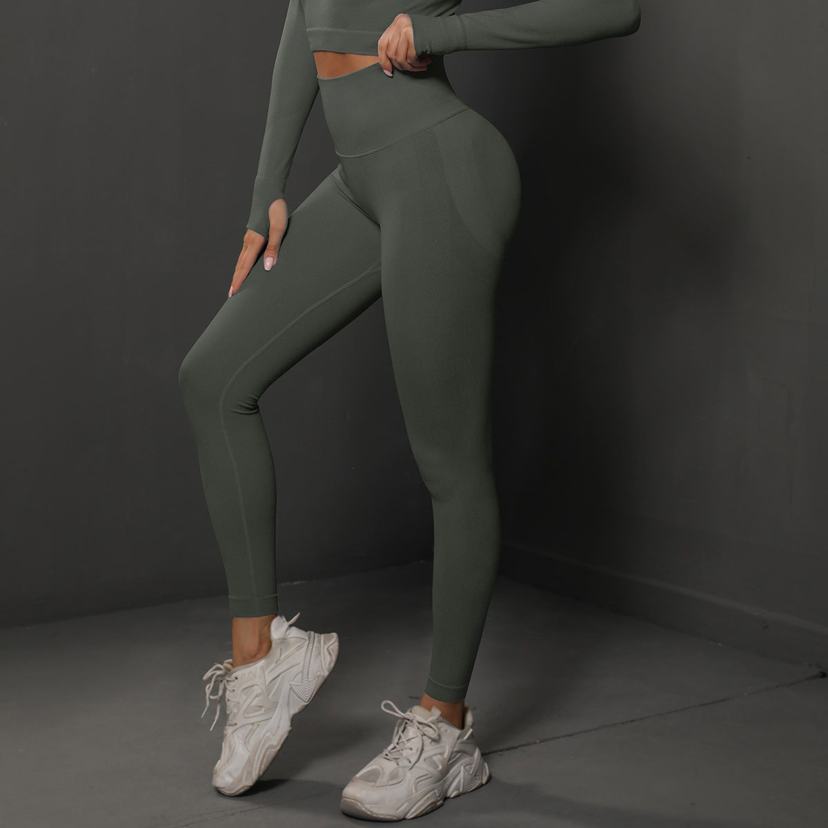 Seamless high-waisted leggings for yoga, perfect for exercise and running.