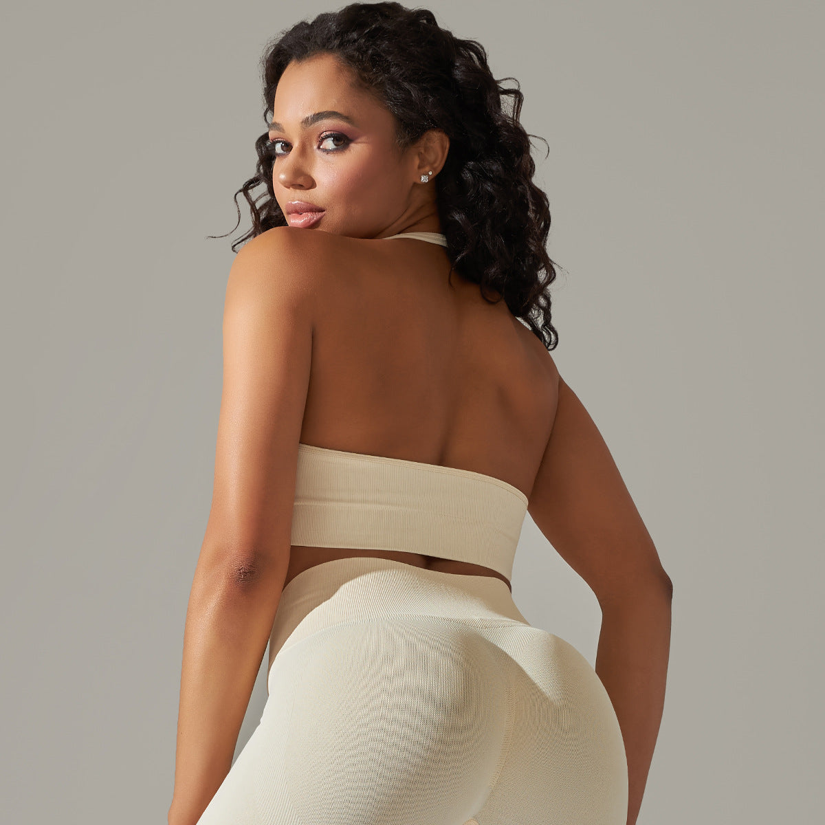 Seamless tight-fitting halter neck backless sports bra